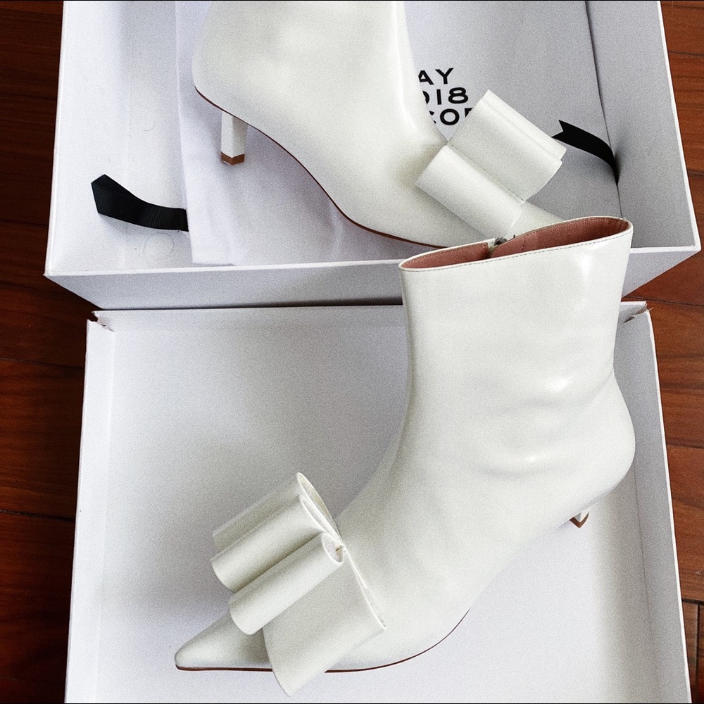 NEW MARC JACOBS BOW BOOT IN WHITE, NEVER WORN